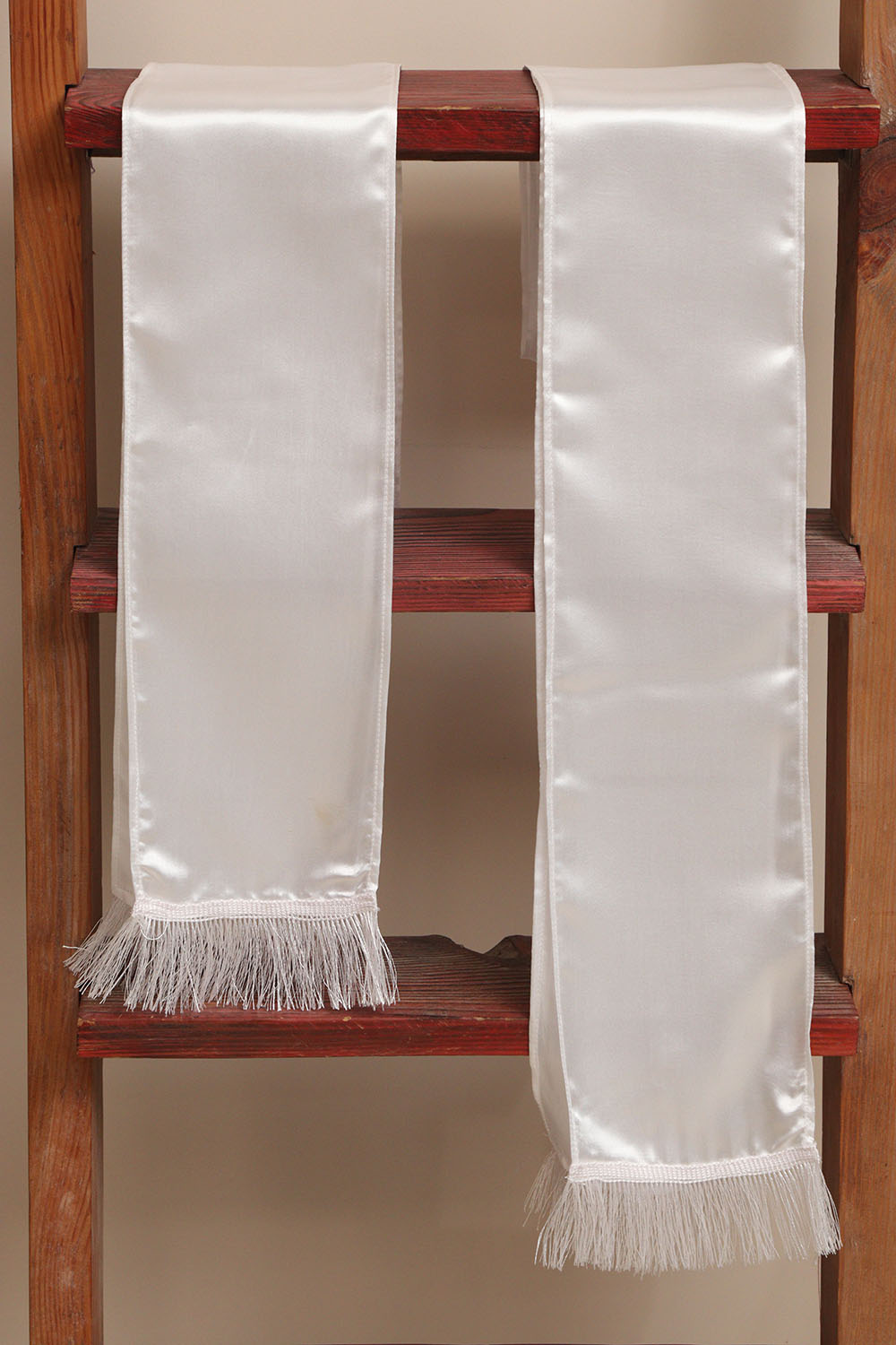 Divya India White plain unisex silk stole brings timeless elegance, making every wedding, anniversary, birthday, or celebration special by welcoming guests with warmth and grace