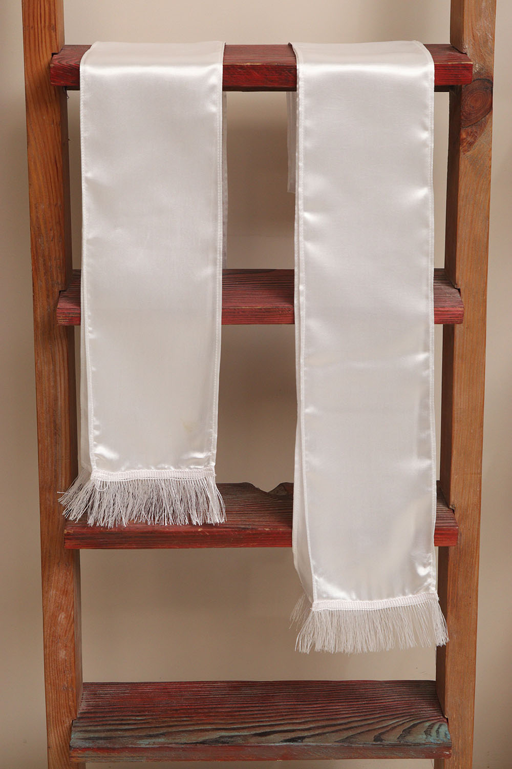 Divya India White plain unisex silk stole brings timeless elegance, making every wedding, anniversary, birthday, or celebration special by welcoming guests with warmth and grace