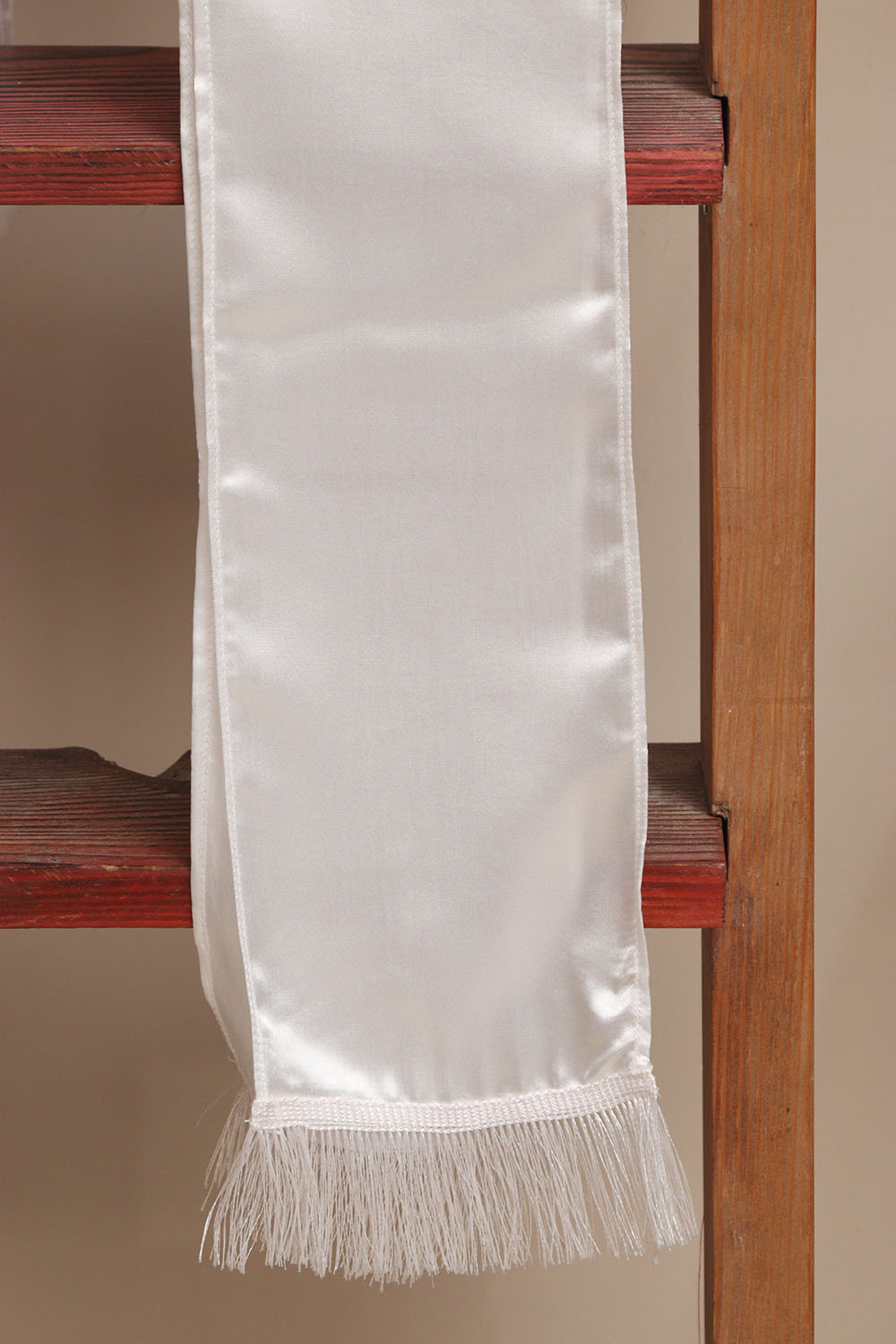 Divya India White plain unisex silk stole brings timeless elegance, making every wedding, anniversary, birthday, or celebration special by welcoming guests with warmth and grace