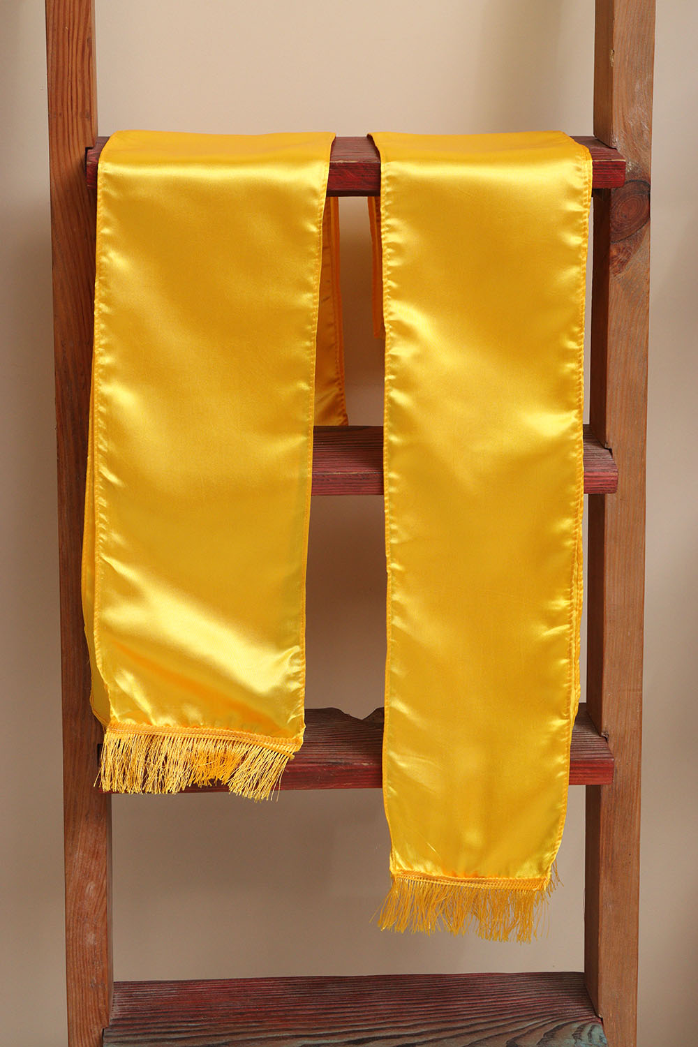 Divya India Yellow plain unisex silk stole brings timeless elegance, making every wedding, anniversary, birthday, or celebration special by welcoming guests with warmth and grace.